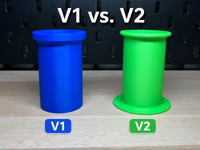 Vergleich V1 und V2 nebeneinander: links die blaue Hülse ohne Bund, rechts die grüne mit umlaufendem Rand