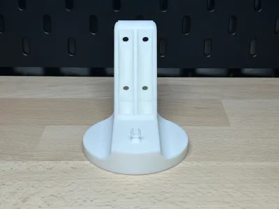 Der Halter frontal, beide Schraubenpaare für die zwei Montagepositionen
