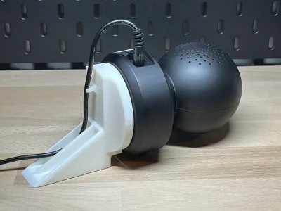 Die Kamera sitzt im weißen Halter, das Kabel läuft im Clip auf der Rückseite