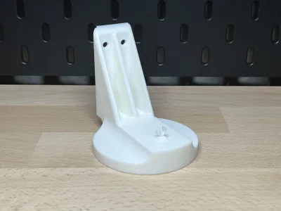 Der weiße Halter allein, die Bohrungen für die Adapterplatte sind zu sehen