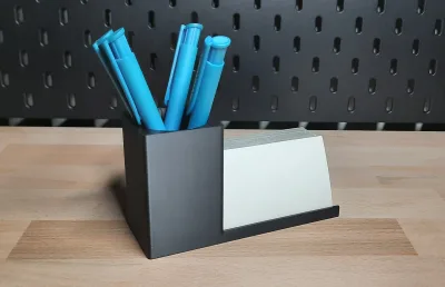 The plain variant at an angle from the front, pens in the cup and cards beside it